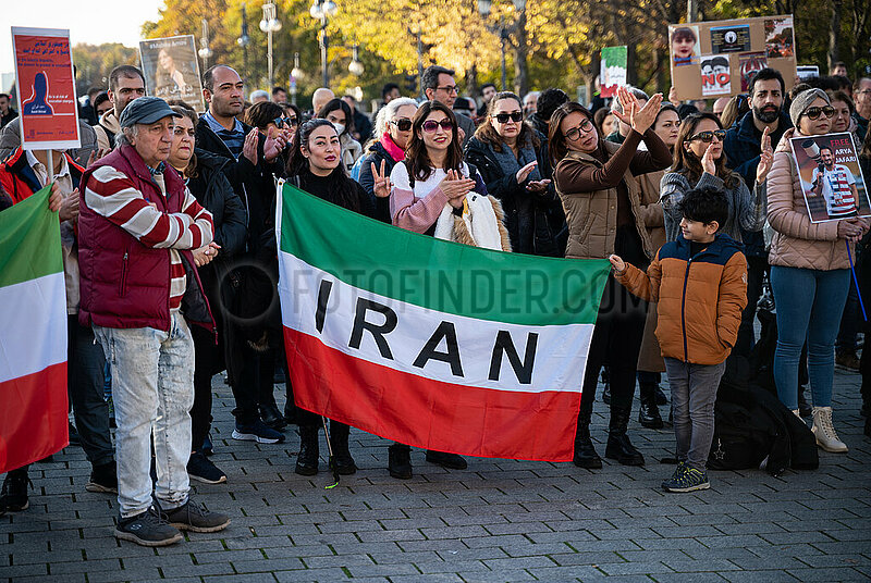 Berlin,  Deutschland,  Demonstration gegen die Verletzung der Menschenrechte im Iran und Solidaritaet mit den iranischen Protesten