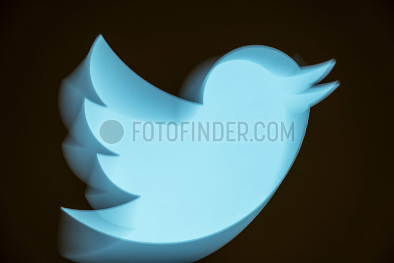 Deutschland,  Bremen - Der blaue Vogel,  das twitter-Logo auf einem Bildschirm,  dynamisch verfremdet