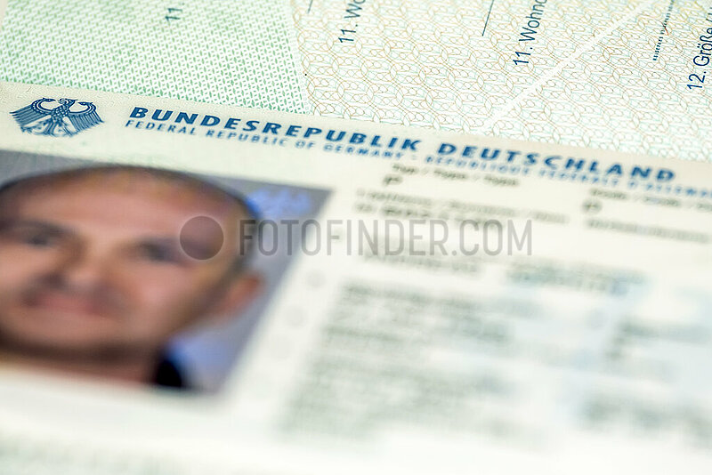 Deutschland,  Bremen - deutscher biometrischer Reisepass,  Innenteil mit Foto des Inhabers