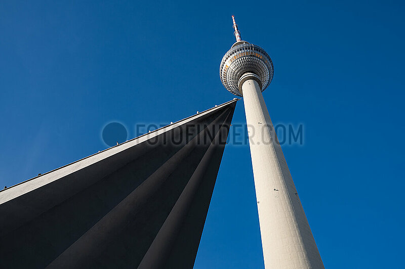 Berlin,  Deutschland,  Berliner Fernsehturm am Alexanderplatz im Bezirk Mitte vor blauem Himmel