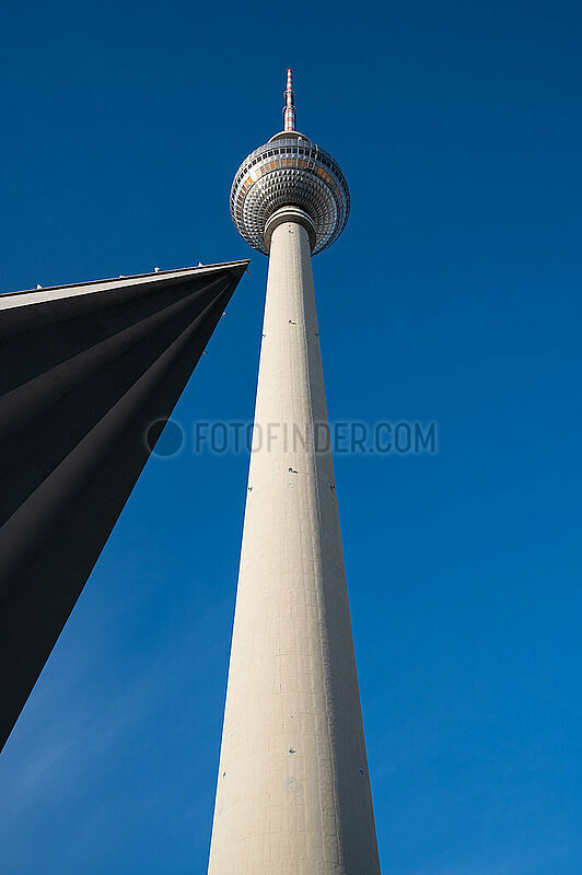 Berlin,  Deutschland,  Berliner Fernsehturm am Alexanderplatz im Bezirk Mitte vor blauem Himmel