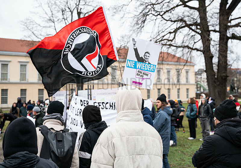 Berlin,  Deutschland,  Gegenprotest zur AfD-Kundgebung vor dem Schloss Charlottenburg in Form einer Demonstration