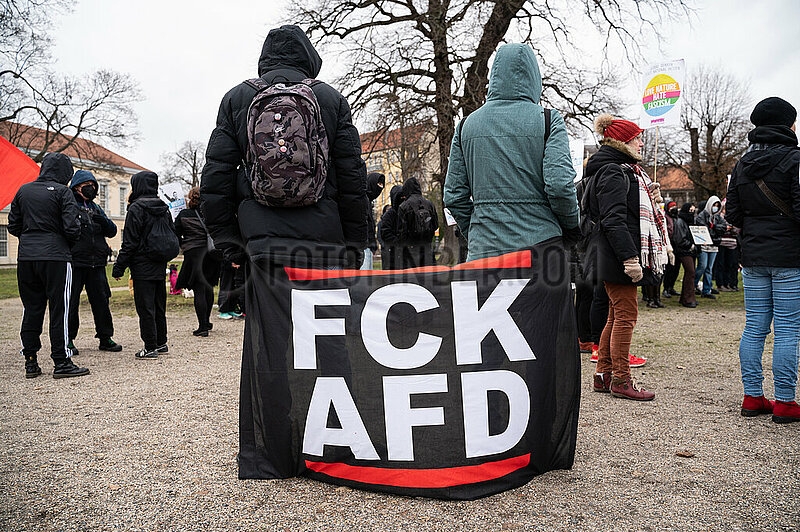 Berlin,  Deutschland,  Gegenprotest zur AfD-Kundgebung vor dem Schloss Charlottenburg in Form einer Demonstration