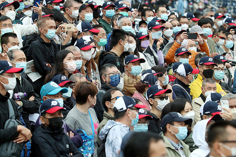 Hong Kong,  China,  Menschen tragen Mund-Nasen-Schutz