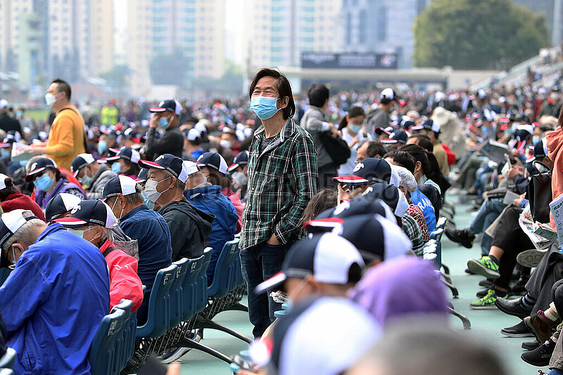 Hong Kong,  China,  Menschen tragen Mund-Nasen-Schutz