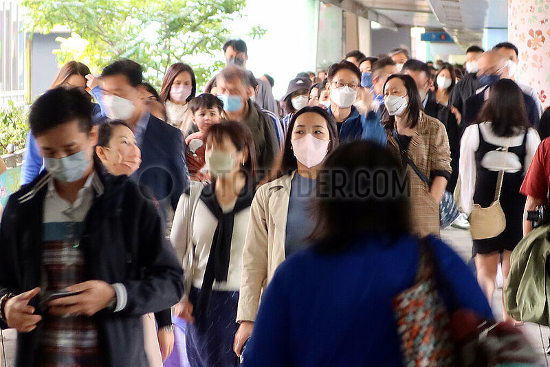 Hong Kong,  China,  Menschen tragen auf der Strasse FFP2- und OP-Masken