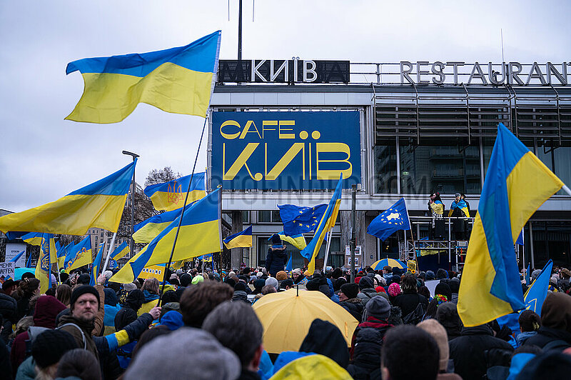 Berlin,  Deutschland,  Teilnehmer der Demonstration Wir werden nie vergessen“ gegen den Krieg Russlands in der Ukraine