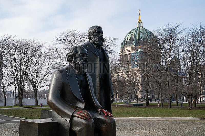 Berlin,  Deutschland,  Denkmal Marx-Engels-Forum mit Statuen von Karl Marx und Friedrich Engels im Bezirk Mitte