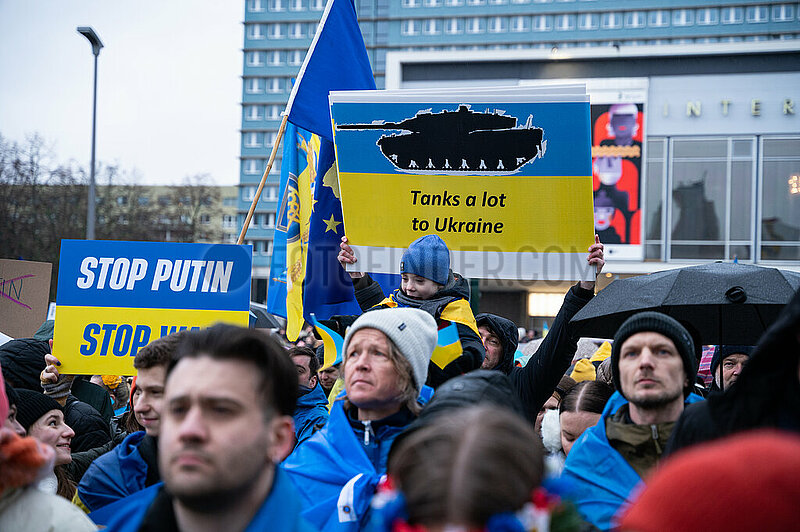 Berlin,  Deutschland,  Teilnehmer der Demonstration Wir werden nie vergessen“ gegen den Krieg Russlands in der Ukraine