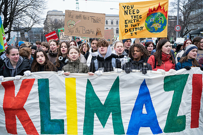 Berlin,  Deutschland,  Protestmarsch Globaler Klimastreik von Fridays for Future zieht durch den Berliner Bezirk Mitte