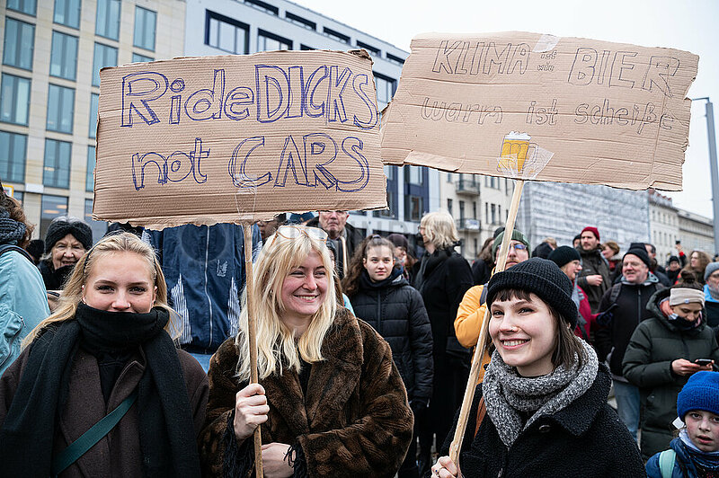 Berlin,  Deutschland,  Klimaaktivisten bei der Auftaktkundgebung Globaler Klimastreik von Fridays for Future im Invalidenpark