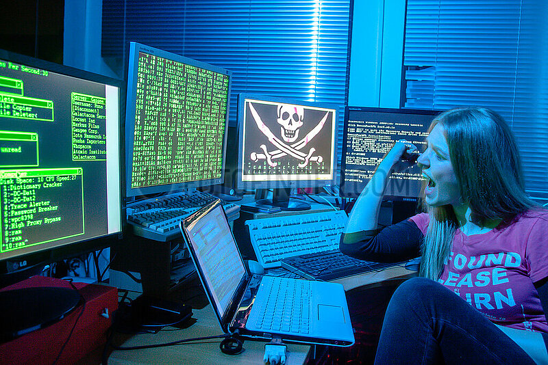 Computer Hackerin bei der Arbeit