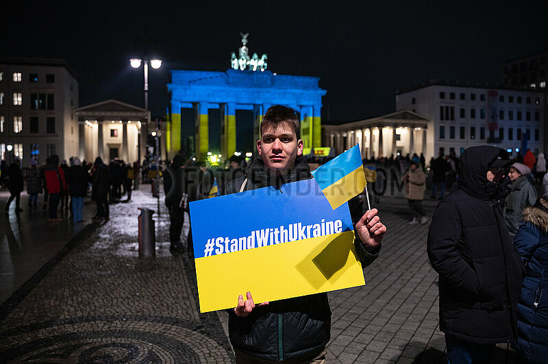 Berlin,  Deutschland,  Teilnehmer der Demonstration Wir werden nie vergessen“ gegen den Krieg Russlands in der Ukraine vor Brandenburger Tor