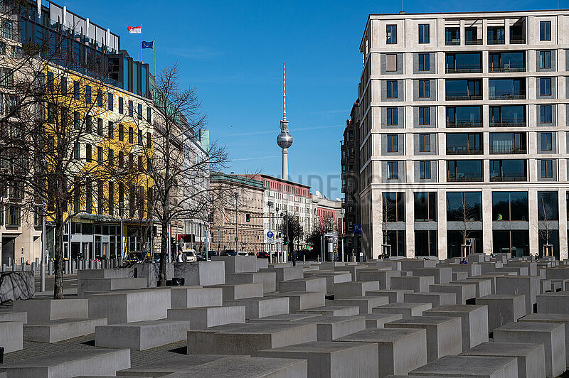 Berlin,  Deutschland,  Stadtbild mit Denkmal fuer die ermordeten Juden Europas und Fernsehturm am Alexanderplatz