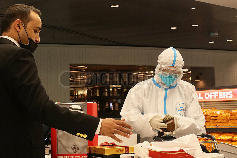 Doha,  Katar,  Mensch kauft in Vollschutz am Terminal des Hamad International Airport im Duty Free ein