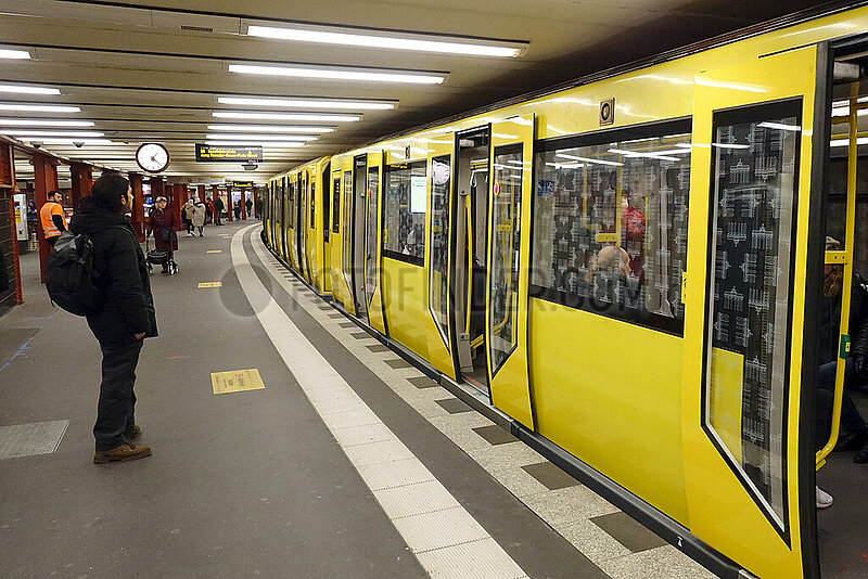 Berlin,  Deutschland,  Menschen und U-Bahn der Linie 2 im Bahnhof Alexanderplatz