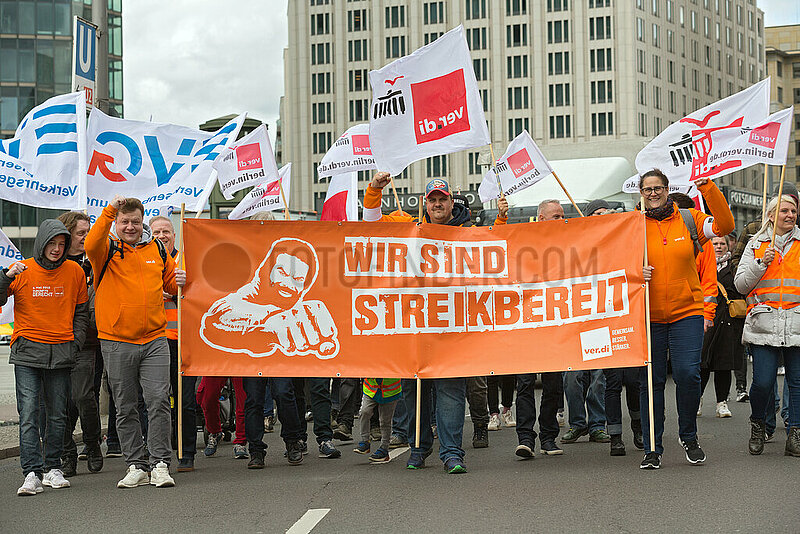 Berlin,  Deutschland,  DEU - Demonstration der Gewerkschaften Verdi und EVG unter dem Motto: Wir sind Streikbereit