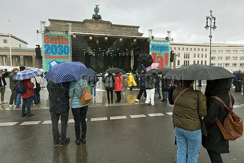 Berlin,  Deutschland,  DEU - Klimaneutral 2030 Demonstration und Konzert,  Brandenburger Tor