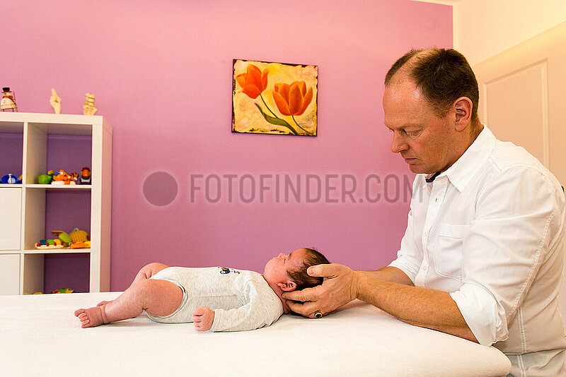 Physiotherapeut bei Behandlung eines Saeuglings