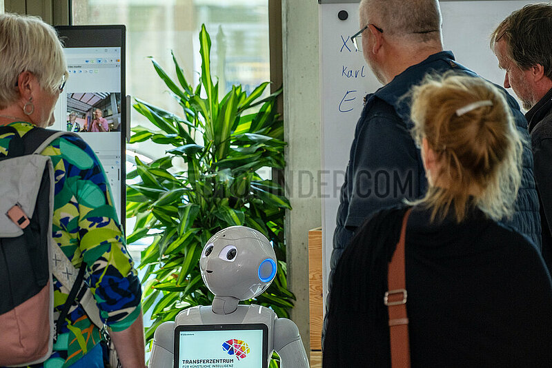 Deutschland,  Bremen - Mit KI ausgestatteter Roboter im Transferzentrum fuer Kuenstliche Intelligenz BREMEN.AI (fuer Transfer zwischen Wirtschaft und Wissenschaft)