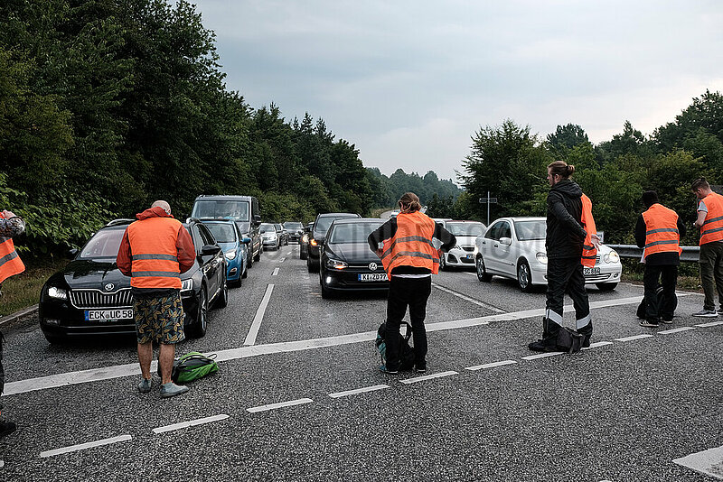 Letzte Generation blockiert B76 in Kiel
