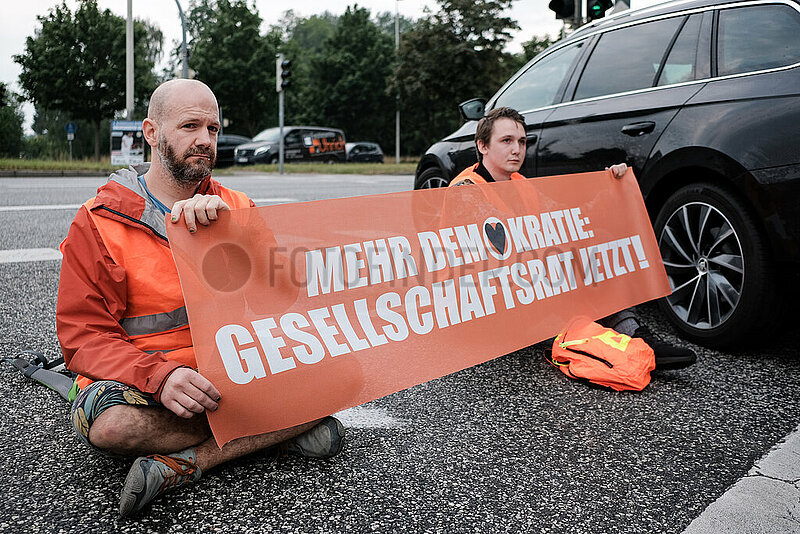 Letzte Generation blockiert B76 in Kiel
