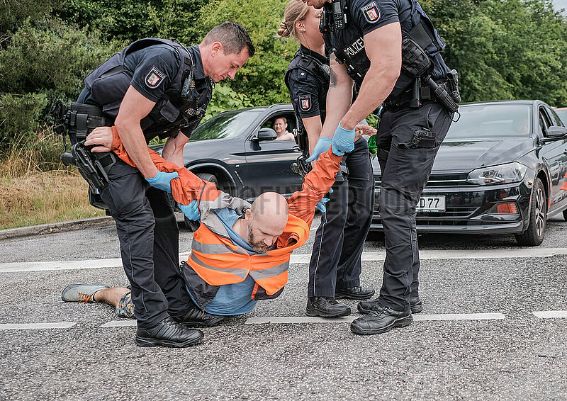 Letzte Generation blockiert B76 in Kiel