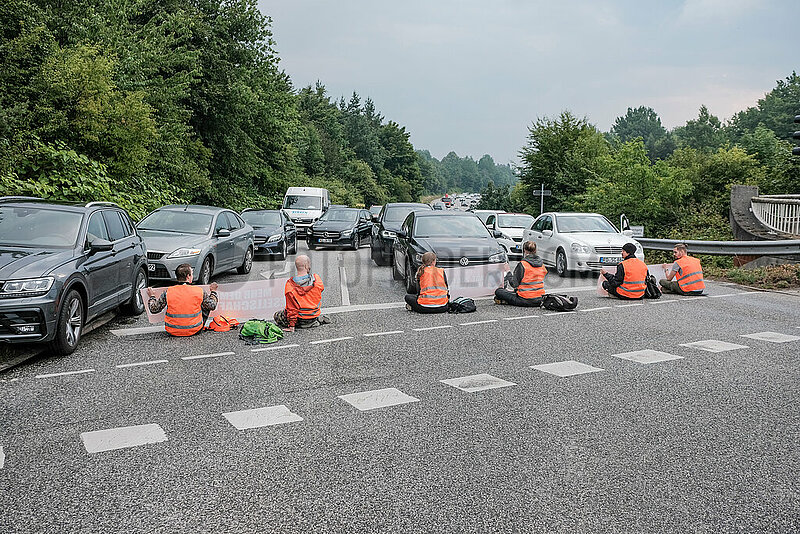 Letzte Generation blockiert B76 in Kiel