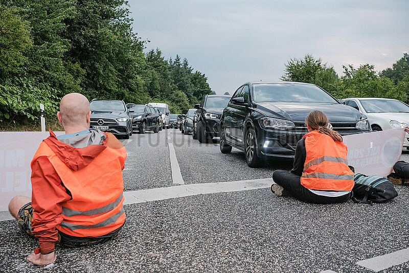 Letzte Generation blockiert B76 in Kiel