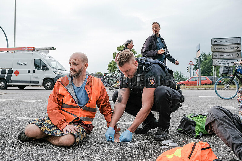 Letzte Generation blockiert B76 in Kiel