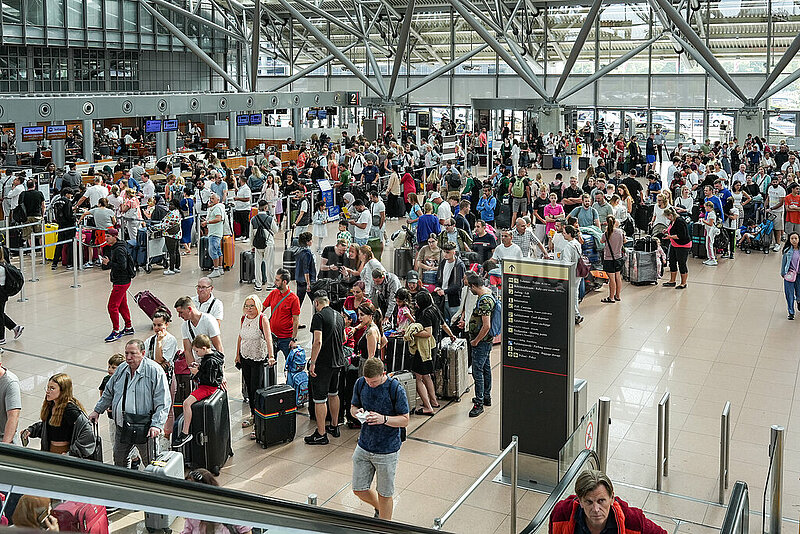 Chaos am Flughafen Hamburg durch Aktion der Letzten Generation