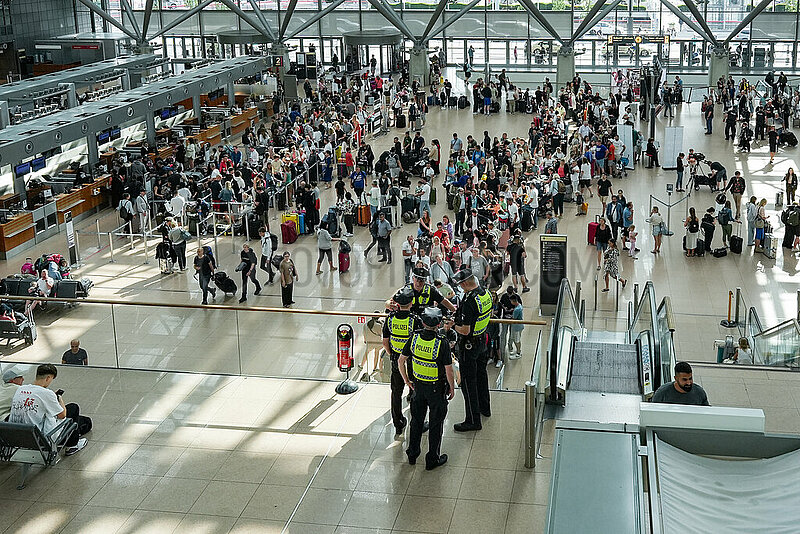 Chaos am Flughafen Hamburg durch Aktion der Letzten Generation