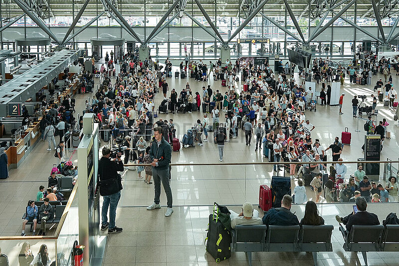 Chaos am Flughafen Hamburg durch Aktion der Letzten Generation