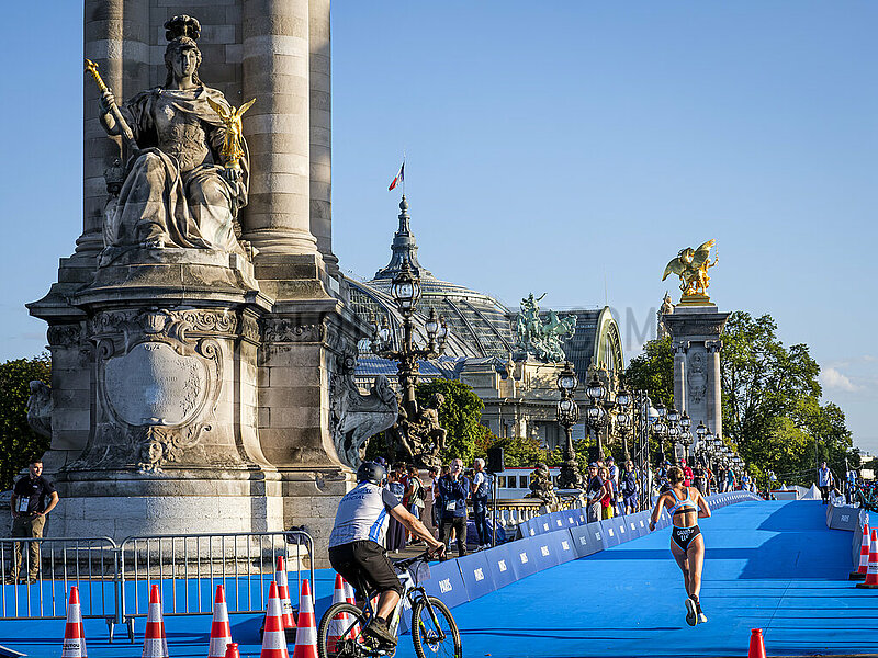 FRANCE. PARIS (75) 7 TH ARRONDISSEMENT. AUGUST 2023: ONE YEAR BEFORE THE PARIS 2024 OLYMPIC GAMES,  TRIATHLON TEST COMPETITION SERVING AS A DRESS REHEARSAL. HERE,  ON THE ALEXANDRE III BRIDGE