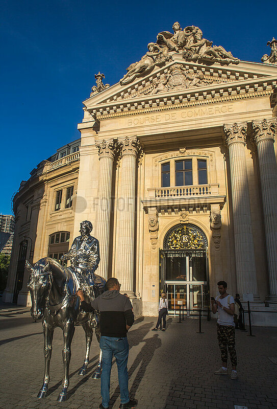 FRANCE. PARIS (75) 1ST DISTRICT. TRADE EXCHANGE-PINAULT FOUNDATION. SCULPTURE BY AMERICAN ARTIST CHARLES RAY,  TITLED HORSE AND RIDER,  IN FRONT OF THE MUSEUM. OPENED IN 2021,  THE FRANCOIS PINAULT COLLECTION BRINGS TOGETHER MORE THAN 10, 000 WORKS BY NEARLY 350 ARTISTS