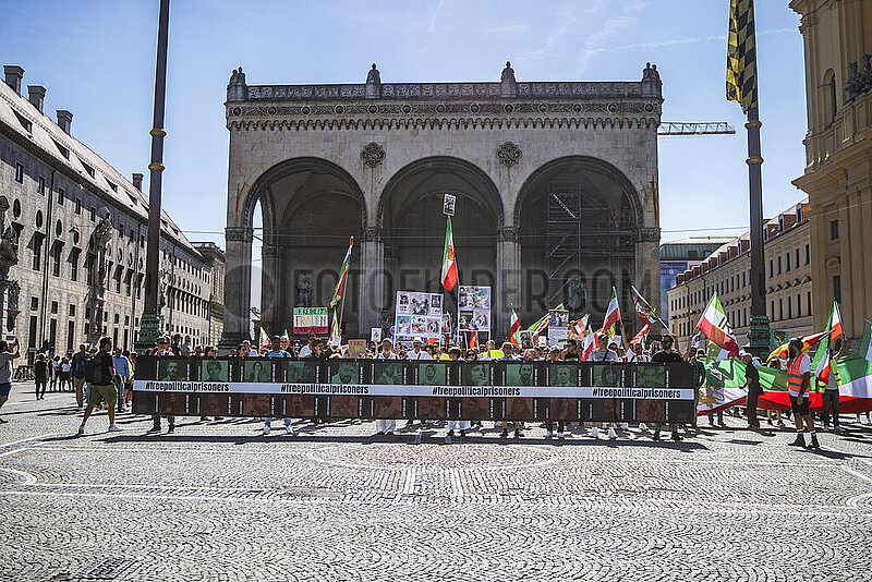 Demonstration zum einjährigen Todestag von Jina Mahsa Amini und zu Jin,  Jiyan,  Azadî in München