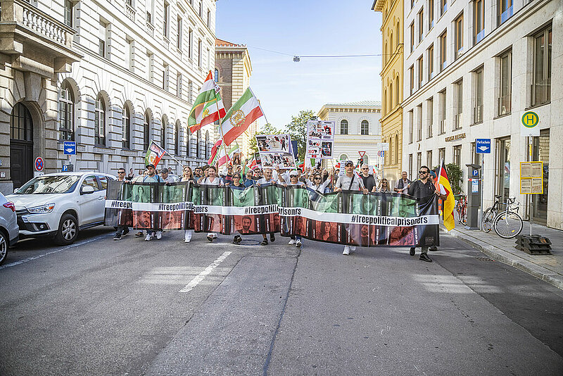 Demonstration zum einjährigen Todestag von Jina Mahsa Amini und zu Jin,  Jiyan,  Azadî in München