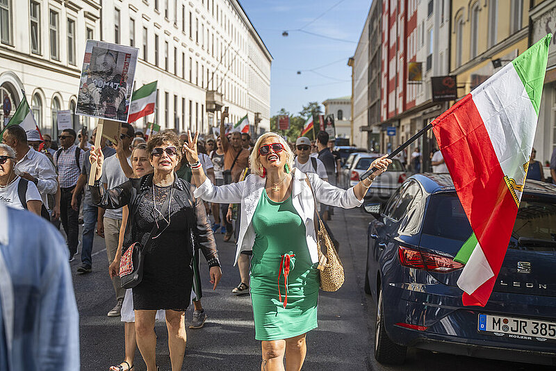 Demonstration zum einjährigen Todestag von Jina Mahsa Amini und zu Jin,  Jiyan,  Azadî in München