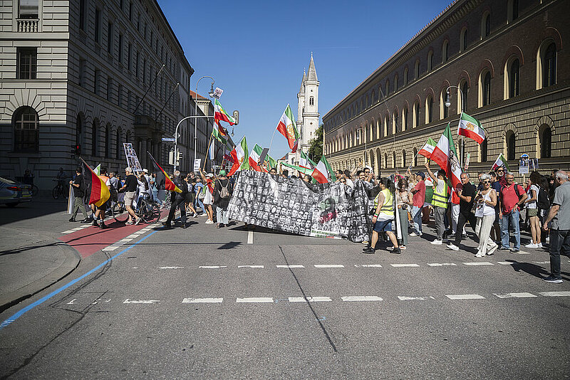 Demonstration zum einjährigen Todestag von Jina Mahsa Amini und zu Jin,  Jiyan,  Azadî in München