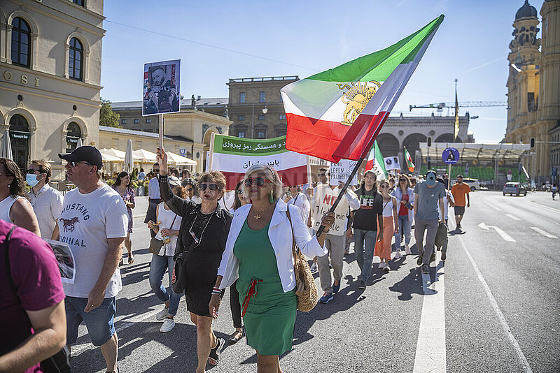 Demonstration zum einjährigen Todestag von Jina Mahsa Amini und zu Jin,  Jiyan,  Azadî in München