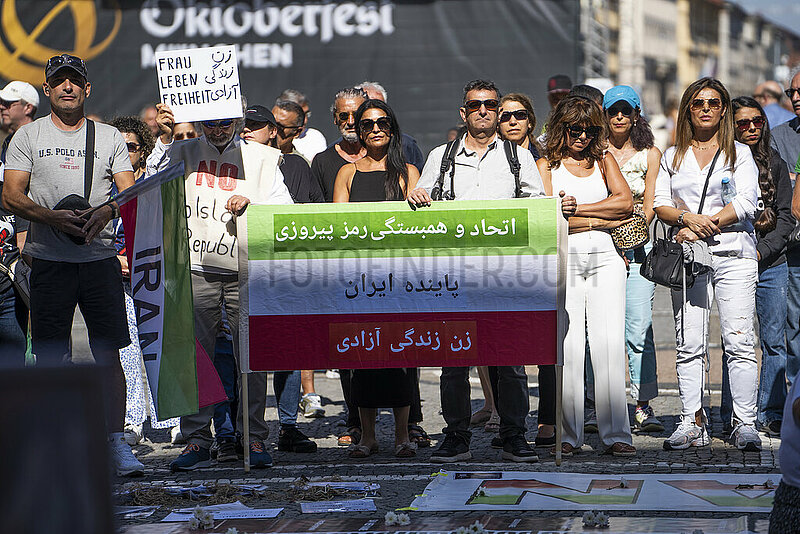 Demonstration zum einjährigen Todestag von Jina Mahsa Amini und zu Jin,  Jiyan,  Azadî in München