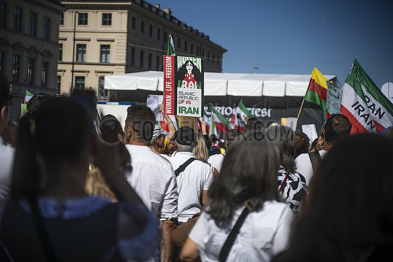 Demonstration zum einjährigen Todestag von Jina Mahsa Amini und zu Jin,  Jiyan,  Azadî in München