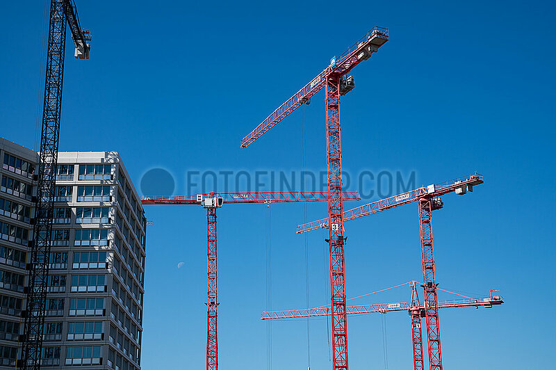 Berlin,  Deutschland,  Baukraene auf einer Baustelle der Europacity im Stadtquartier Heidestrasse in Moabit