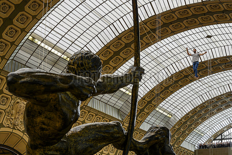 FRANCE. PARIS (75) (7TH DISTRICT) ORSAY MUSEUM: TIGHTROPE WALKER NATHAN PAULIN CROSSES THE NAVE OF THE MUSEUM (AS PART OF EUROPEAN HERITAGE DAYS). (IN THE FOREGROUND: THE SCULPTURE HERAKLES ARCHER ,  BY ANTOINE BOURDELLE). THIS PERFORMANCE,  ?LES TRACEURS?,  WAS DESIGNED BY CHOREOGRAPHER RACHID OURAMDANE. IN ADDITION TO N.PAULIN'S STROLL ABOVE THE VISITORS,  THE PERFORMANCE COMBINES THE SPECTACLE OF 9 ACROBATS ON THE GROUND. (2023/09/17)