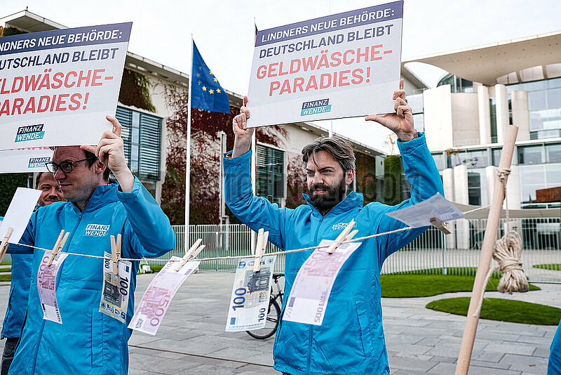 Protestaktion von Finanzwende: Deutschland bleibt Geldwäsche-Paradies