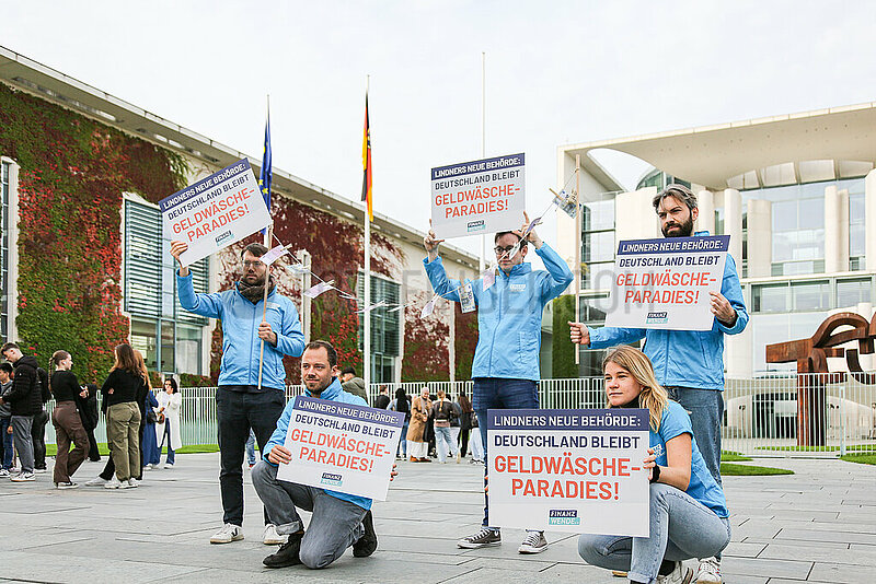 Protestaktion von Finanzwende: Deutschland bleibt Geldwäsche-Paradies
