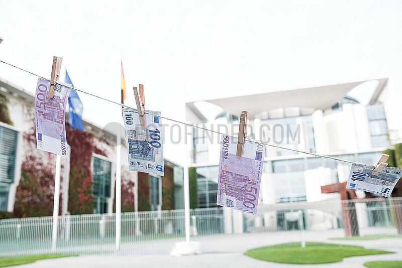 Protestaktion von Finanzwende: Deutschland bleibt Geldwäsche-Paradies