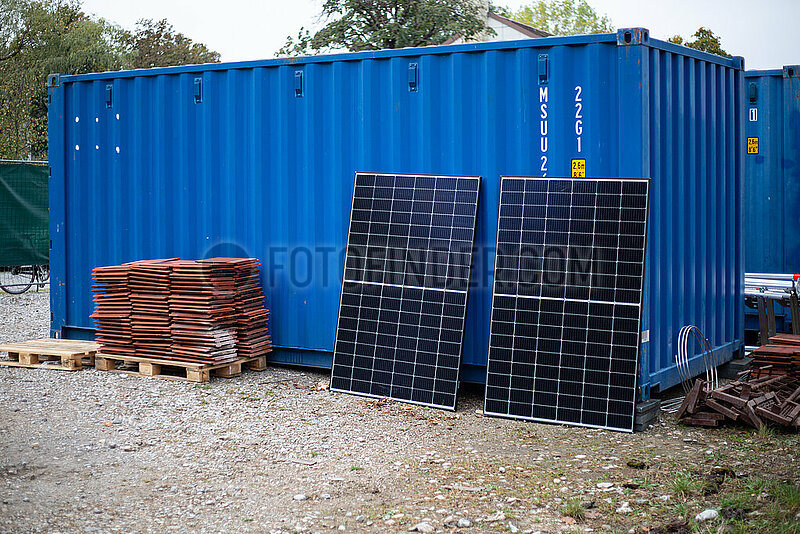 Presserundgang durch das Photovoltaik Projekt am Harthof in München