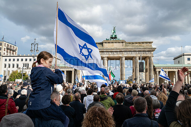 Berlin,  Deutschland,  Pro-israelische Solidaritaetskundgebung gegen Antisemitismus,  Terror und Hass vor dem Brandenburger Tor