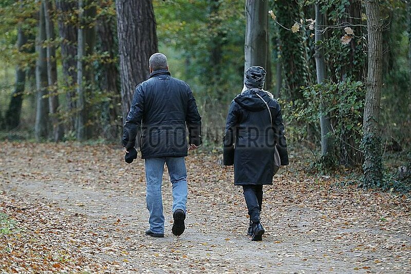 Paar geht spazieren